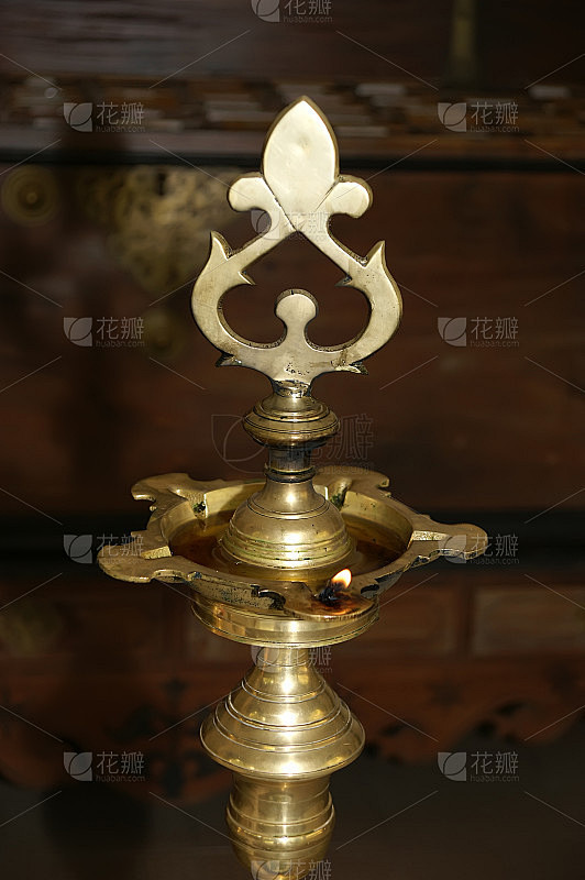 印度南部喀拉拉邦印度教寺庙的宗教灯