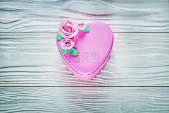 心形礼品盒上的木板庆祝概念