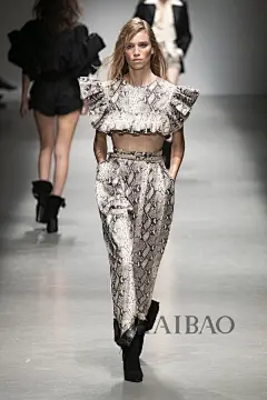 探索波西米亚的绿洲！Philosophy di Lorenzo Serafini 2019春夏女装秀，海报带你亲临2019春夏米兰时装周_风情 : 女装米兰时装周 Philosophy di Lorenzo Serafini 2019春夏 时装秀 全新发布的Philosophy di Lorenzo Serafini 2019春夏系列旨…