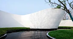 美学体验类 | 领地悦府 - hhlloo : 天府成都，新都核心，比邻川音，独特的地理区位是领地悦府项目展开设计的原点，在成都市新都区，四川音乐学院是最闪亮的名片，八十载川音，人才济济，星光熠熠。在川音的学院路南，领地悦府与川音毗邻，借一偶星光，点亮艺术星河，向艺术致敬，构建城市共享与销售展示二合一双重界面，让景观开敞，面向城市