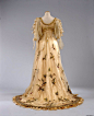 Genoni在1906年设计的，其灵感来自于波提切利著名的作品“春”中的花之女神弗洛拉的裙子。