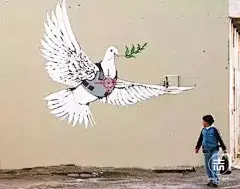 他是艺术界的“恐怖分子”，用街头涂鸦向全世界宣战，还跑去美术馆捣乱，建造黑暗迪士尼！可是人人都爱他！