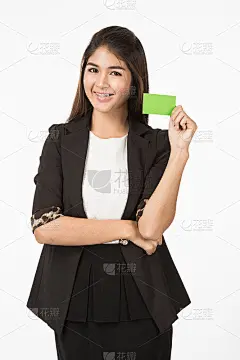 亚洲女商人拿着一张空白绿卡
