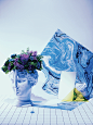 Vases in Graphic Arts : 다양한 형태와 색감의 베이스는 단지 꽃과 식물을 꽂는 도구로만 기능하지 않는다. <br>
그 자체로 하나의 모던한 오브제다. 점과 선이 모여 이루는 패턴 그리고 도형과 대비시켜 그래픽 아트로 연출한 베이스의 조형미에 대한 색다른 시선.