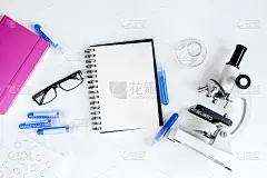 医学生工作空间的文本俯视图