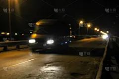 夜景模糊了车灯