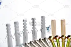 白色背景上的螺丝钉堆