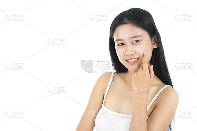 迷人的亚洲年轻女子肖像与美丽的皮肤和脸孤立在白色的背景。健康肌肤和面部护理理念。