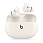 象牙白色的 Beats Studio Buds + 真无线降噪耳机悬浮在方便的充电盒上方，展示 Beats 标志。