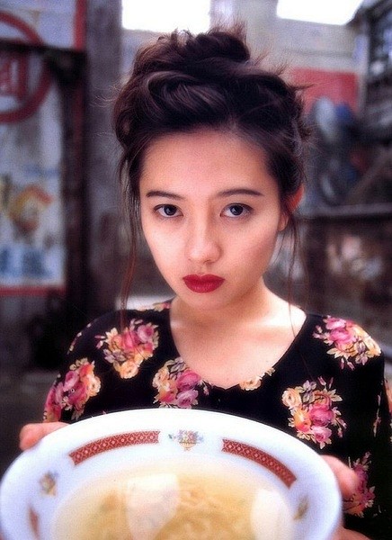 李丽珍前往澳洲拍第一本写真集时由日本摄影师掌镜她