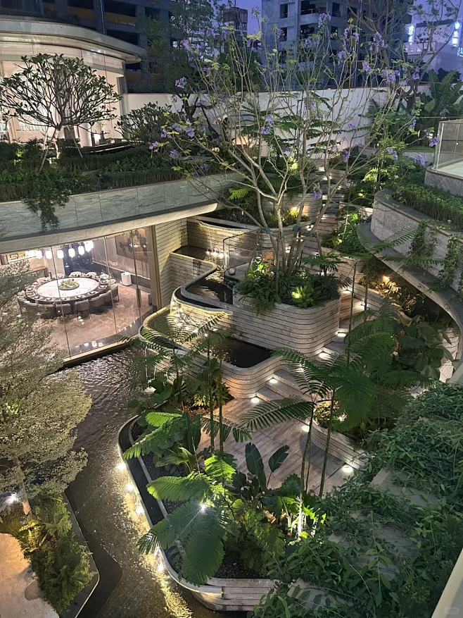 玻璃幕墙映照着周边的绿植与水景，光影交错间，仿佛将自然与奢华悄然融合～#夜景#绿城芝兰月华 - 小红书-花瓣网