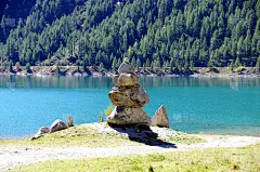 石头金字塔，小人，土堆，ovoo, Inukshuk在湖边或山河附近