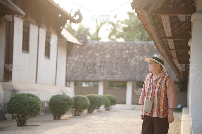 年长的老妇人在亚洲寺庙旅游。高级休闲生活方式