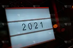 在下雨的晚上，咖啡馆玻璃门后面的灯光标识2021