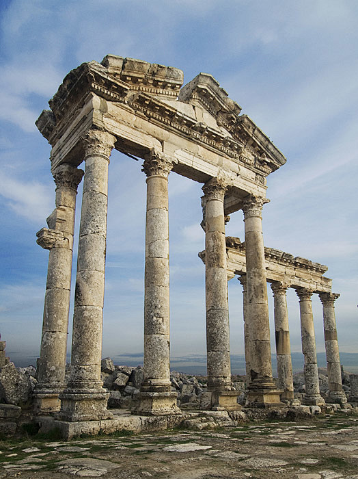  荒废的柱廊在叙利亚西北部的阿帕米亚