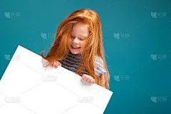 可爱美丽的小女孩在t恤与长头发保持干净的纸