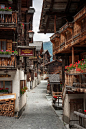 ✿【瑞士--格里门茨】Grimentz Old Town, Val d'Anniviers, Switzerland。瑞士安尼维尔山谷格里门茨。格里门茨位于瓦莱州的安尼维尔山谷，海拔1570米。小镇风景如画，处处点缀着可爱的粮仓。这些粮仓已经被阳光晒得发黑发亮，数不清的红色天竺葵将窗户装饰得仿佛童话中一般。