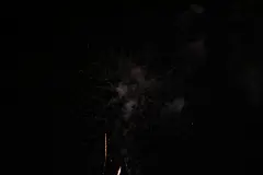 璀璨新年热闹爆炸光芒四射鞭炮喜庆高清图片点燃闪耀烟花多姿多彩春节除夕免费火花爆竹素材燃烧背景818A9696 – 饿狐背景网站-微距高清设计素材免费图片下载海报壁纸摄影背景素材，背景图，背景墙，背景板，背景图片，背景纹理，背景板设计，背景材质，背景大图