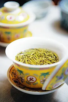 【茉莉花茶】有很多美好的时候可以喝茉莉花茶，比如在傍晚，茉莉花的香气会逐渐变浓，在属于它的时间里沏一壶茉莉花茶，伴着茉莉花开，是一件多么浪漫的事。但茶水不要过浓，时间也不宜太晚，以免影响睡眠。茉莉花茶相对来说是比较柔美的茶，所以不妨在雨天里也有茶在手，湿润的空气更能包裹住茶香，身边迷漫着被雨露滋润过的花朵清香，享受当下的风华