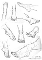 脚的结构比较复杂，我们大体可以概括为三角形，正侧面都可以，同时要注意足弓的弧度。五脚趾排成很整齐的一排，有一定的斜度，注意脚背隆起的表现,不会画脚的同学可以收藏一下。