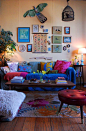 #客厅#背景墙想起热爱鸟类的Gideon，我喜欢五颜六色的沙发和地毯~红色三脚凳实在太赞了~