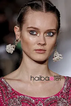 【Marchesa】玛切萨 (Marchesa) 2013春夏女装秀场彩妆赏析：浓眉大眼“金箔”妆，扮演奢华印度女郎！_海报时尚@YongQu