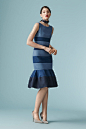 Carolina Herrera（卡罗琳娜·埃莱拉）2017早春度假系列 摈弃了艳丽的色彩，冷色调更有时代韵味，像一部经典的老电影，延续品牌美的故事。