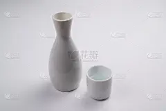 清酒的瓶子和杯子在白色