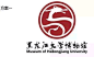 黑龙江大学博物馆标识黑龙江大学博物馆标识以中国“龙”图腾为主要设计元素，设计灵感来源于中国古玉上的龙形和祥云等要素，经过提炼，用五行之地构成龙形，凸显黑龙江大学博物馆在龙江大地之上发扬馆藏文化。
龙图腾也契合黑龙江大学LOGO的品牌整体形象，并以综合性大学英文“University”，构建了坐龙造型，彰显黑龙江大学博物馆的沉稳形象，也诠释了黑龙江大学博物馆馆藏的综合性。
色彩以红色为主色调，彰显黑龙江大学博物馆以延安红色革命馆藏为起点，并以五行之色拓展展览功能，易于传播。
整体造型曲线流转，寓意在龙江血脉