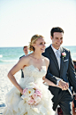 绚丽的鲜花蛋糕和清新的布置，让海滩婚礼更浪漫