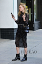 凯特·波茨沃斯 (Kate Bosworth) 近期新奥尔良街拍，好久不见的她一亮相就贡献惊艳Look，从波点连衣裙到腰带、水桶包、漆皮靴，每一件都质感满分。