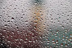 雨点落在窗玻璃上，下雨天