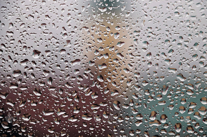 雨点落在窗玻璃上，下雨天