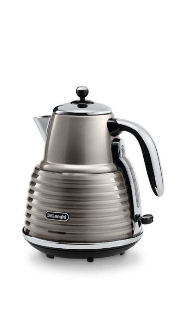 Delonghi kettle.