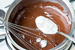 融化的巧克力里的酸奶