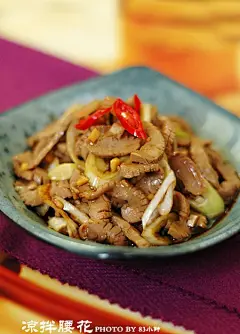 凉拌腰花
猪腰  2个
生抽  
胡椒粉  
鸡精  
盐  
香油  
大葱  1根
料酒  
醋  
姜  
辣椒油  
花椒  
作法
1.腰花撕去表面的皮膜，对半剖开，片去中间的筋膜和血块;
2.打花刀后再切成薄片，冲洗至无血水，再用加了花椒的清水略泡;
3.取一只碗，放入生抽、料酒、胡椒粉、醋、鸡精、姜末、盐、辣椒油、香油调成料汁;
4.浸泡的腰花片捞出沥水，烧一锅清水;
5.水开后，下入腰花片，用筷子划散，腰花变色，水则变成淡淡的米汤色时捞出沥水;
6.大葱斜刀切片装入碗底，倒入焯好水的腰好，