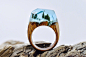 加拿大珠宝品牌“Secret Wood”出品的戒指，由木材、树脂和蜂蜡制作，每枚戒指里都藏着一个小世界，梦幻又唯美 ​​​​