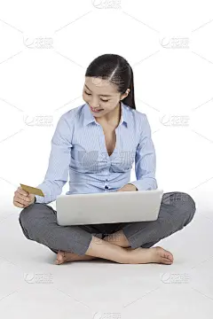 女商人举着一张空白的名片