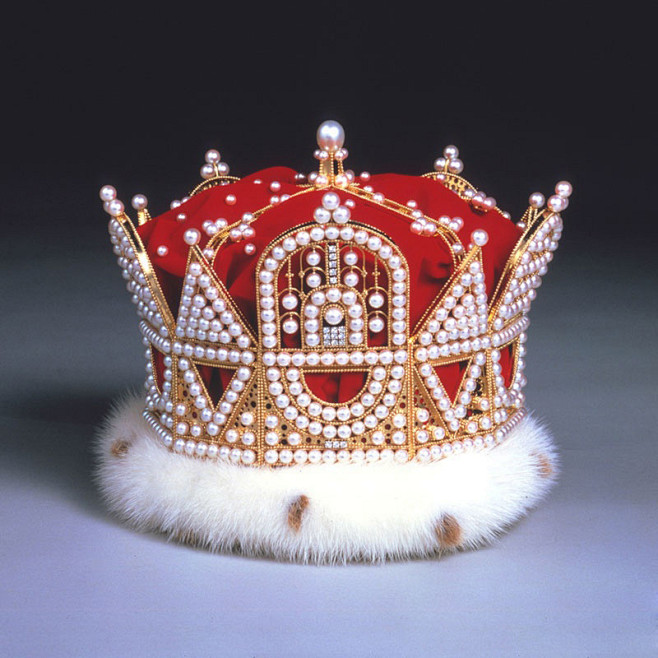 1979年MIKIMOTO制作了一顶皇冠...