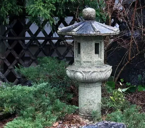 庭院 · 石灯笼_日本 : 有如这石灯笼随着佛教在钦明天皇十三年（552年）传入日本以后，石灯笼的技术也传入日本。之后，在日本得到大量应用，并 ...