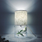 这盏灯的设计者来自美国缅因州Stephanie Hare，她创办的工作室SHare Studios总能想出一物多用的设计。盛装花卉植物的玻璃容器与上方的纸质灯罩相连，这样的组合兼顾了设计与时尚的表达。