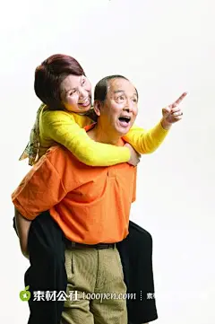 背着老伴儿的老年人图片高清摄影桌面壁纸图片素材