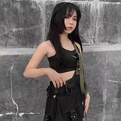 壁池丨二次元萝莉脸小不点，却偏要走暗黑机能风？_壁纸 : 你想看的都有，你想要的都给 1 IMAGECREDIT INSTAGRAM@llimpidity_ 每天点击YOHO!潮流志壁纸栏目 潮流新鲜事知道得比别人多！ 壁纸栏目不定时放送小礼物 留言越多机会越大哦！