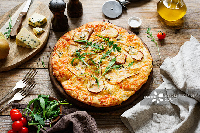 Four cheese pizza wi...