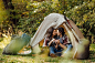 Photo young beautiful couple in casual dress sitting in a campsite near the tent
