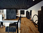 波兰设计师 Oskar Firek为一间loft apartment所做的室内空间设计。

.........................................................

loft apartment是一间现代风格的空间设计，空间内主要以黑白两色为空间的主色调，简约现代的装饰风格非常符合当下人们的追捧与喜爱。


卫生间内用磨砂质感的玻璃作为浴室的门营造出隐约模糊的小性感。