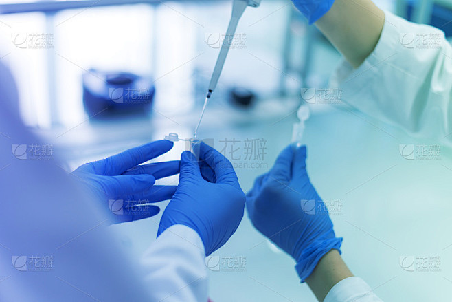 在实验室从事试管、临床实验室试验或研究工作的实验室科学家。科学、化学、生物、医学和人的观念。