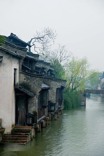 粉墙黛瓦即雪白的墙壁青黑的瓦江南民居青砖粉墙黛瓦形成质朴淡雅的