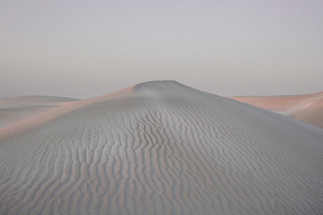 沙漠，有着超现实主义和未来主义的外形

...