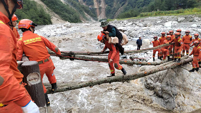 直击泸定地震｜震中磨西镇：救援人员急流中...